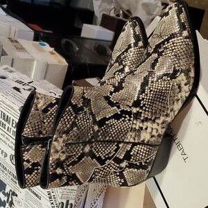 Sz 11 NIB $285 Villa Rouge boots